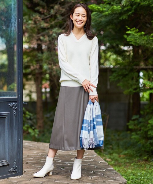 J.PRESS(ジェイプレス)の「【洗える】CASHMERE BLEND Vネック ニット(ニット/セーター・レディース・ライトグレー系/ベージュ系/アイボリー系/ダルブルー系/ふじ色系/ワイン系/スモーキーグリーン系・T13/T15)」の8枚目の写真