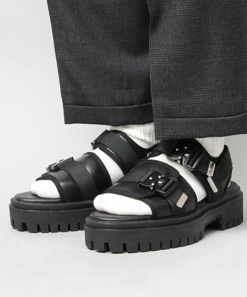 glabella(グラベラ)の「glabella / グラベラ / 超厚底 タンクソール コブラバックル PUレザー ストラップサンダル(サンダル・メンズ・ブラック・S/M/L)」の1枚目の写真