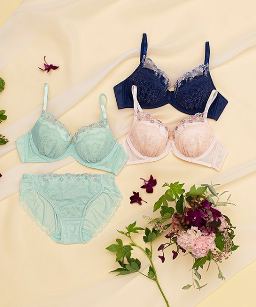 AMOSTYLE BY Triumph(アモスタイルバイトリンプ)の「ディアフローラル チャーミングラマー ブラ&ショーツセット【B,C,Dカップ】AMST1367 WHU + Hikini JX(ブラ&ショーツ・レディース・ベージュ/グリーン/ブルー・D65/C65/B75/C70/B70/C75/D80/B65/D70/D75)」の3枚目の写真