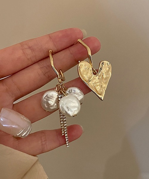 TONE SELECT GOODS（トーンセレクトグッズ）の「【float】ゴールド ハート アシンメトリー ピアス（ピアス（両耳用）・レディース・ゴールド・FREE）」の5枚目の写真