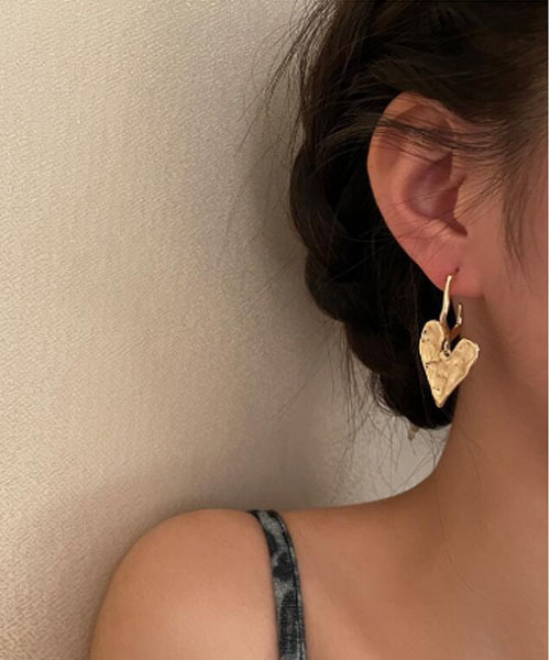 TONE SELECT GOODS（トーンセレクトグッズ）の「【float】ゴールド ハート アシンメトリー ピアス（ピアス（両耳用）・レディース・ゴールド・FREE）」の2枚目の写真