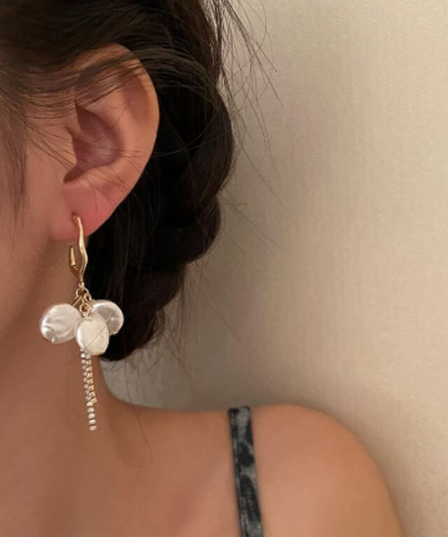 TONE SELECT GOODS（トーンセレクトグッズ）の「【float】ゴールド ハート アシンメトリー ピアス（ピアス（両耳用）・レディース・ゴールド・FREE）」の4枚目の写真