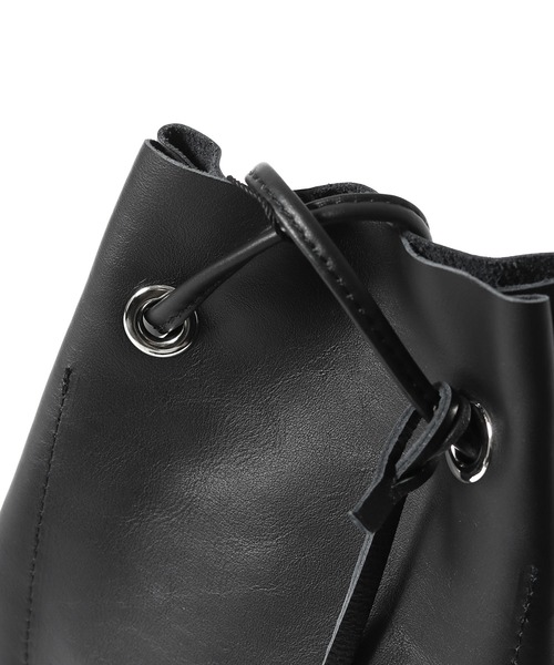 marco masi(マルコマージ)の「MARCO MASI/マルコマージ Leather Drawstring Bag 巾着バッグ(ショルダーバッグ・レディース・チャコール/ホワイト/キャメル/ブラック・FREE)」の10枚目の写真