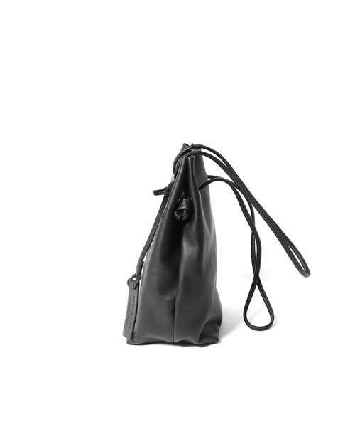 marco masi(マルコマージ)の「MARCO MASI/マルコマージ Leather Drawstring Bag 巾着バッグ(ショルダーバッグ・レディース・チャコール/ホワイト/キャメル/ブラック・FREE)」の5枚目の写真
