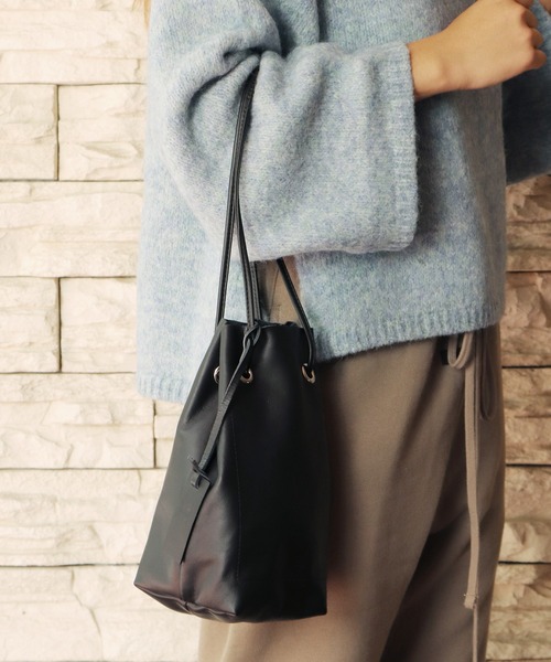 marco masi(マルコマージ)の「MARCO MASI/マルコマージ Leather Drawstring Bag 巾着バッグ(ショルダーバッグ・レディース・チャコール/ホワイト/キャメル/ブラック・FREE)」の15枚目の写真