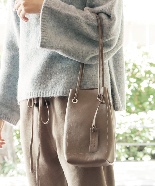 marco masi(マルコマージ)の「MARCO MASI/マルコマージ Leather Drawstring Bag 巾着バッグ(ショルダーバッグ・レディース・チャコール/ホワイト/キャメル/ブラック・FREE)」の16枚目の写真