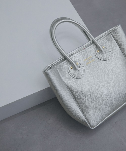 YOUNG&OLSEN The DRYGOODS STORE（ヤングアンドオルセン）の「【YOUNG&OLSEN】別注 EMBOSSED LEATHER TOTE S（ハンドバッグ・レディース・シルバー/ブルー系その他・FREE）」の2枚目の写真
