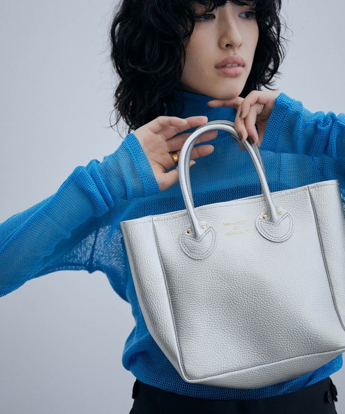 YOUNG&OLSEN The DRYGOODS STORE（ヤングアンドオルセン）の「【YOUNG&OLSEN】別注 EMBOSSED LEATHER TOTE S（ハンドバッグ・レディース・シルバー/ブルー系その他・FREE）」の5枚目の写真