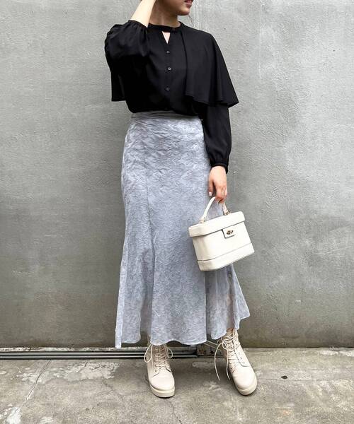 MAJESTIC LEGON（マジェスティックレゴン）の「クラシカルケープブラウス（シャツ/ブラウス・レディース・ブラック/ベージュ/オフホワイト・MEDIUM）」の4枚目の写真