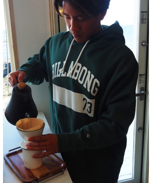 BILLABONG(ビラボン)の「BILLABONG メンズ COLLEGE LOGO パーカー 【2022年秋冬モデル】/ビラボンカレッジロゴプルオーバーパーカー(パーカー・メンズ・ブラック/グレー/グリーン/バーガンディー・MEDIUM/LARGE/X-LARGE)」の10枚目の写真