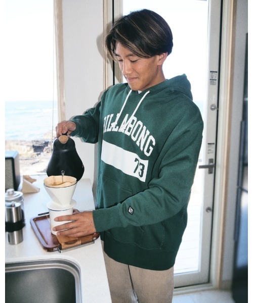 BILLABONG(ビラボン)の「BILLABONG メンズ COLLEGE LOGO パーカー 【2022年秋冬モデル】/ビラボンカレッジロゴプルオーバーパーカー(パーカー・メンズ・ブラック/グレー/グリーン/バーガンディー・MEDIUM/LARGE/X-LARGE)」の19枚目の写真