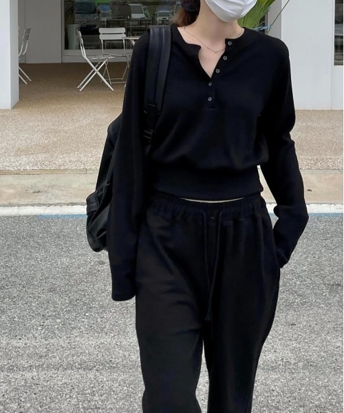 by muni:r（バイ ムニール）の「リブボタンクロップドトレーナー（Tシャツ/カットソー・レディース・ブラック/アイボリー・FREE）」の2枚目の写真