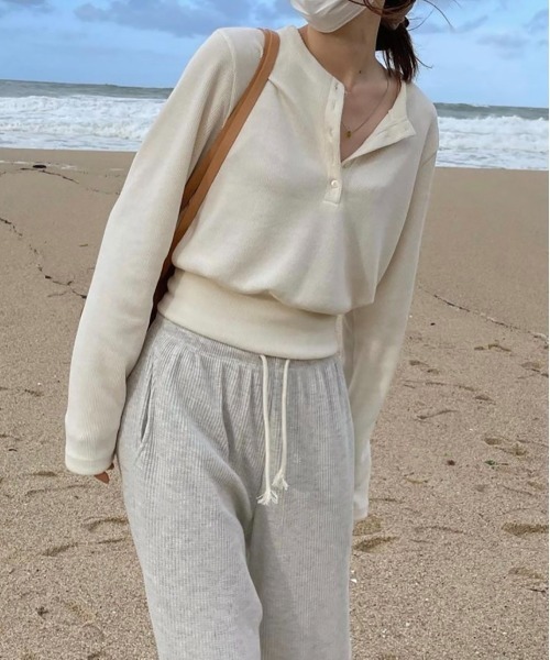 by muni:r（バイ ムニール）の「リブボタンクロップドトレーナー（Tシャツ/カットソー・レディース・ブラック/アイボリー・FREE）」の3枚目の写真