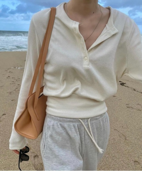 by muni:r（バイ ムニール）の「リブボタンクロップドトレーナー（Tシャツ/カットソー・レディース・ブラック/アイボリー・FREE）」の4枚目の写真