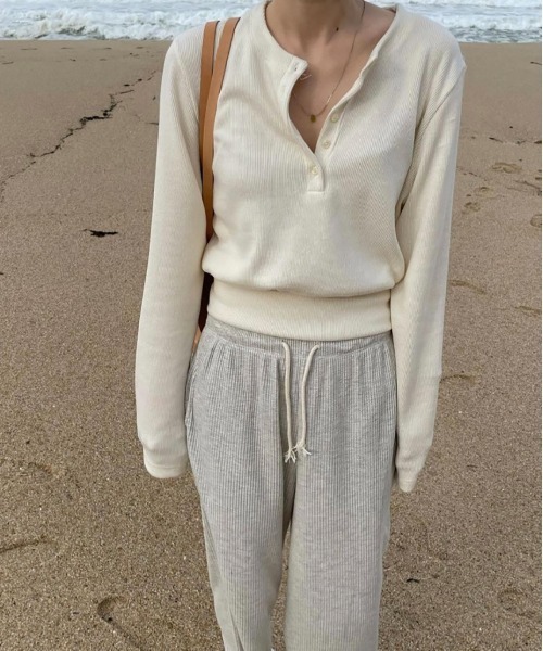 by muni:r（バイ ムニール）の「リブボタンクロップドトレーナー（Tシャツ/カットソー・レディース・ブラック/アイボリー・FREE）」の5枚目の写真