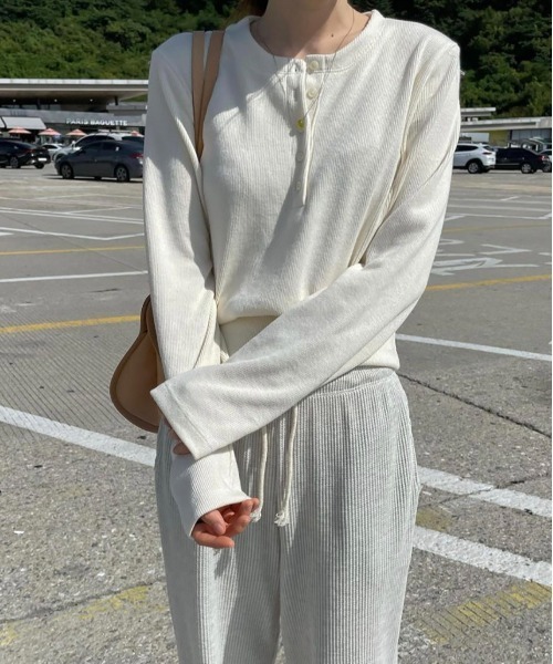 by muni:r（バイ ムニール）の「リブボタンクロップドトレーナー（Tシャツ/カットソー・レディース・ブラック/アイボリー・FREE）」の6枚目の写真