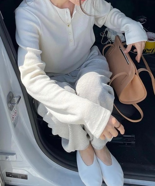 by muni:r（バイ ムニール）の「リブボタンクロップドトレーナー（Tシャツ/カットソー・レディース・ブラック/アイボリー・FREE）」の8枚目の写真