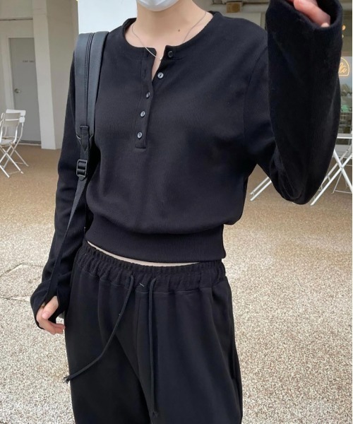 by muni:r（バイ ムニール）の「リブボタンクロップドトレーナー（Tシャツ/カットソー・レディース・ブラック/アイボリー・FREE）」の9枚目の写真