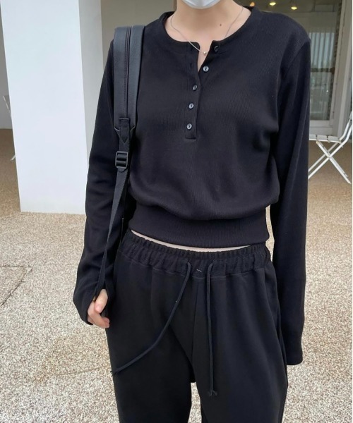 by muni:r（バイ ムニール）の「リブボタンクロップドトレーナー（Tシャツ/カットソー・レディース・ブラック/アイボリー・FREE）」の10枚目の写真