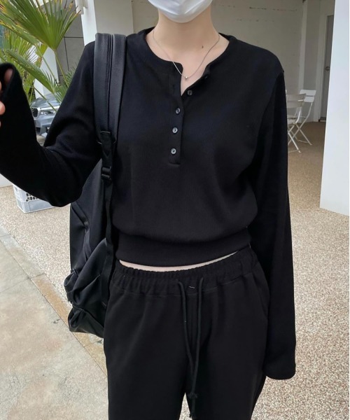 by muni:r（バイ ムニール）の「リブボタンクロップドトレーナー（Tシャツ/カットソー・レディース・ブラック/アイボリー・FREE）」の11枚目の写真