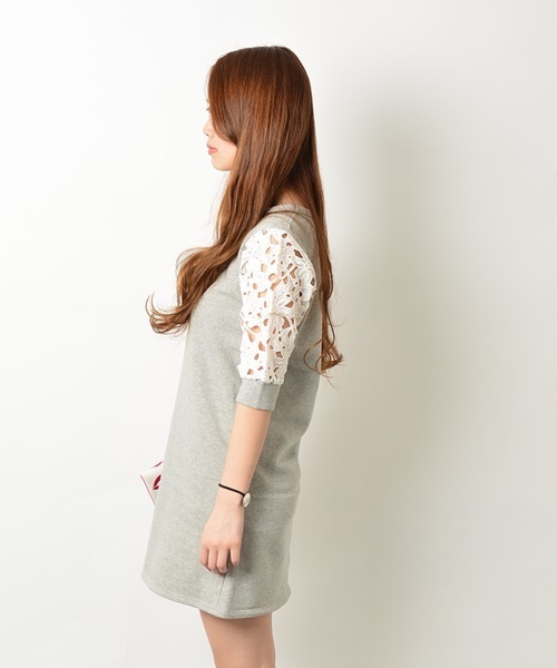 Khaju(カージュ)の「Khaju:レーススリーブスウェットワンピ②□(ワンピース・レディース・ライトグレー/ネイビー・ONE SIZE)」の5枚目の写真