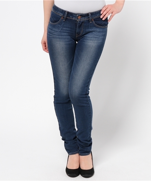 Levi's(リーバイス)の「REVEL-スキニー/ミッドカラー/12.2oz ストレッチデニム(デニムパンツ・レディース・インディゴブルー・23inch/24inch/25inch/26inch/27inch)」の1枚目の写真