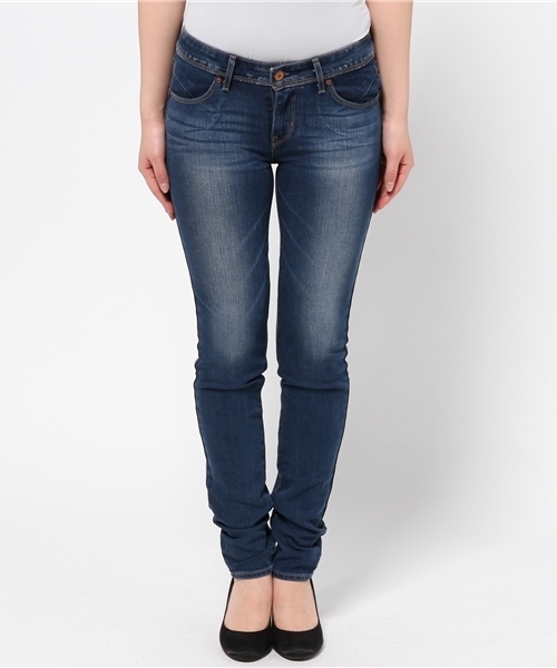 Levi's(リーバイス)の「REVEL-スキニー/ミッドカラー/12.2oz ストレッチデニム(デニムパンツ・レディース・インディゴブルー・23inch/24inch/25inch/26inch/27inch)」の2枚目の写真