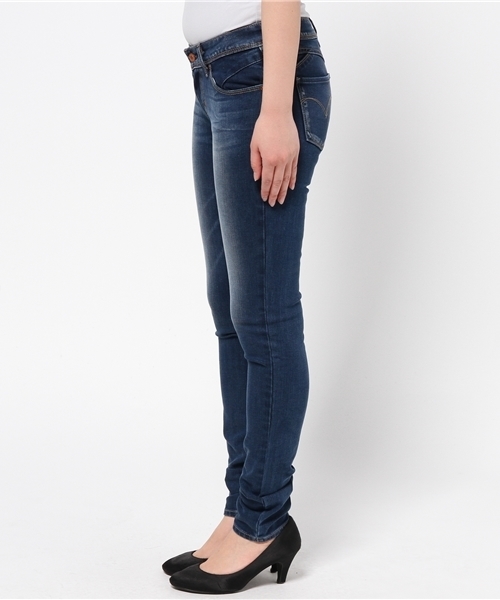 Levi's(リーバイス)の「REVEL-スキニー/ミッドカラー/12.2oz ストレッチデニム(デニムパンツ・レディース・インディゴブルー・23inch/24inch/25inch/26inch/27inch)」の3枚目の写真