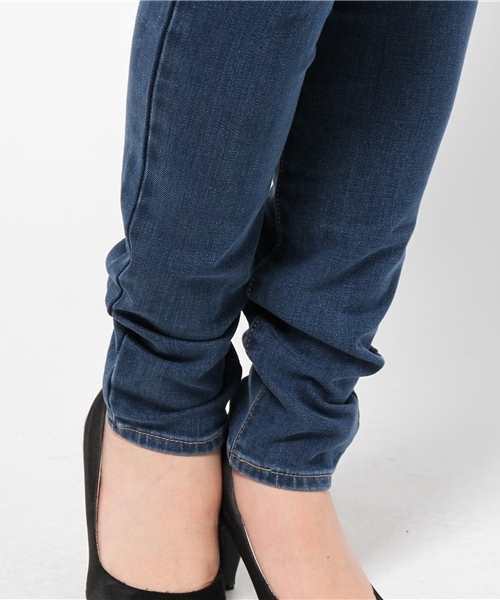 Levi's(リーバイス)の「REVEL-スキニー/ミッドカラー/12.2oz ストレッチデニム(デニムパンツ・レディース・インディゴブルー・23inch/24inch/25inch/26inch/27inch)」の8枚目の写真