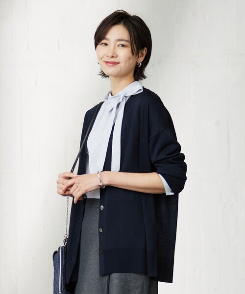 J.PRESS（ジェイプレス）の「【洗える】 シルキーレーヨンストレッチ Ｖネック カーディガン（カーディガン/ボレロ・レディース・アイボリー系/ネイビー系/ブラウン系/ダルブルー系・T13）」の3枚目の写真