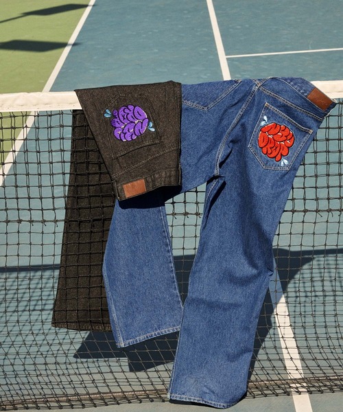 NYUDROP（ニュードロップ）の「【NYUDROP】GRAFFITI LOGO WIDE DENIM PANTS/グラフィックロゴ刺繍 ワイドデニムパンツ（デニムパンツ・メンズ・ライトインディゴブルー/ブラック・M/L/XL）」の4枚目の写真