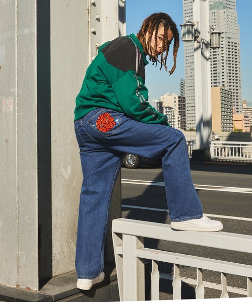 NYUDROP（ニュードロップ）の「【NYUDROP】GRAFFITI LOGO WIDE DENIM PANTS/グラフィックロゴ刺繍 ワイドデニムパンツ（デニムパンツ・メンズ・ライトインディゴブルー/ブラック・M/L/XL）」の15枚目の写真