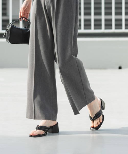 SENSE OF PLACE by URBAN RESEARCH(センスオブプレイスバイアーバンリサーチ)の「パテッドトングヒールサンダル(サンダル・レディース・ベージュ/アイボリー/ブラック・SMALL/MEDIUM/LARGE)」の1枚目の写真