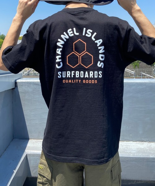 ムラサキスポーツ（ムラサキスポーツ）の「【ムラサキスポーツ別注】Channel Islands/チャネルアイランズ バックプリントTシャツ クルーネック半袖Tee/コットンTシャツ 0100972200088（Tシャツ/カットソー・メンズ・ブラック/ホワイト・M/L/XL）」の2枚目の写真