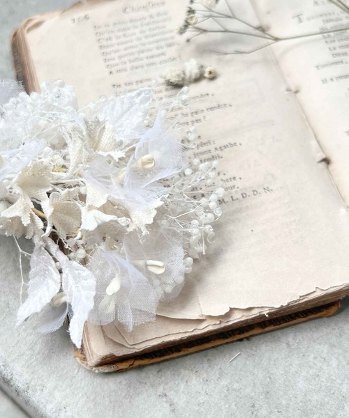 m.soeur(エムスール)の「かすみ草と撫子のブーケコサージュ(ブローチ/コサージュ・レディース・ホワイト・FREE)」の2枚目の写真