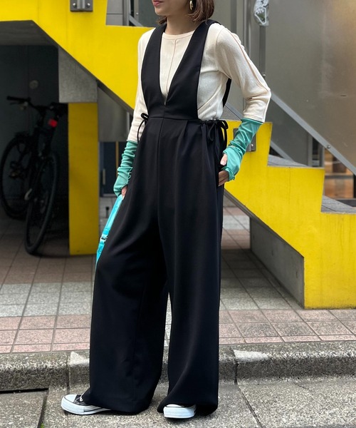 mi via loca（ミヴィアロカ）の「ストレッチサロペットパンツ（サロペット/オーバーオール・レディース・ブラック/ブラウン/ライトグリーン・MEDIUM/LARGE）」の13枚目の写真