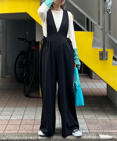 mi via loca（ミヴィアロカ）の「ストレッチサロペットパンツ（サロペット/オーバーオール・レディース・ブラック/ブラウン/ライトグリーン・MEDIUM/LARGE）」の4枚目の写真