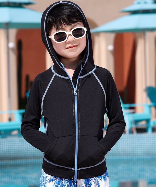 TeddyShop（テディショップ）の「キッズ水着 長袖フード付きジップアップラッシュガードパーカー 水陸両用（ラッシュガード・キッズ・ブルー系その他/ブラック/ダークグレー/パープル系その他/ライトグレー/ライトブルー/スモークピンク/グリーン/ホワイト系その他/ブラック×ホワイト/ラベンダー/ホワイト/ブラック×ブルー・140cm/120cm/130cm/110cm/150cm）」の6枚目の写真
