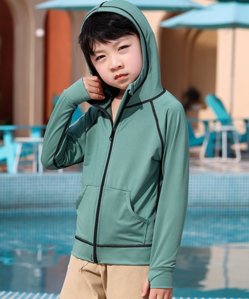 TeddyShop（テディショップ）の「キッズ水着 長袖フード付きジップアップラッシュガードパーカー 水陸両用（ラッシュガード・キッズ・ブルー系その他/ブラック/ダークグレー/パープル系その他/ライトグレー/ライトブルー/スモークピンク/グリーン/ホワイト系その他/ブラック×ホワイト/ラベンダー/ホワイト/ブラック×ブルー・140cm/120cm/130cm/110cm/150cm）」の8枚目の写真