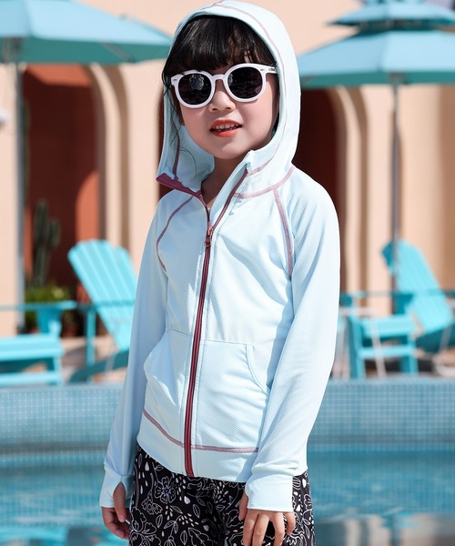 TeddyShop（テディショップ）の「キッズ水着 長袖フード付きジップアップラッシュガードパーカー 水陸両用（ラッシュガード・キッズ・ブルー系その他/ブラック/ダークグレー/パープル系その他/ライトグレー/ライトブルー/スモークピンク/グリーン/ホワイト系その他/ブラック×ホワイト/ラベンダー/ホワイト/ブラック×ブルー・140cm/120cm/130cm/110cm/150cm）」の9枚目の写真