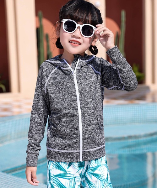 TeddyShop（テディショップ）の「キッズ水着 長袖フード付きジップアップラッシュガードパーカー 水陸両用（ラッシュガード・キッズ・ブルー系その他/ブラック/ダークグレー/パープル系その他/ライトグレー/ライトブルー/スモークピンク/グリーン/ホワイト系その他/ブラック×ホワイト/ラベンダー/ホワイト/ブラック×ブルー・140cm/120cm/130cm/110cm/150cm）」の4枚目の写真