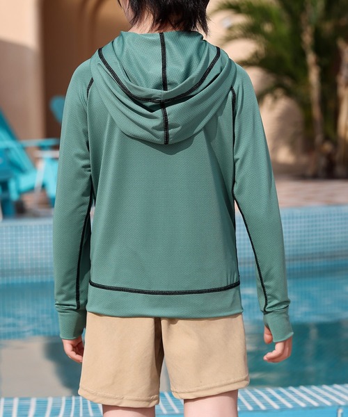 TeddyShop（テディショップ）の「キッズ水着 長袖フード付きジップアップラッシュガードパーカー 水陸両用（ラッシュガード・キッズ・ブルー系その他/ブラック/ダークグレー/パープル系その他/ライトグレー/ライトブルー/スモークピンク/グリーン/ホワイト系その他/ブラック×ホワイト/ラベンダー/ホワイト/ブラック×ブルー・140cm/120cm/130cm/110cm/150cm）」の16枚目の写真