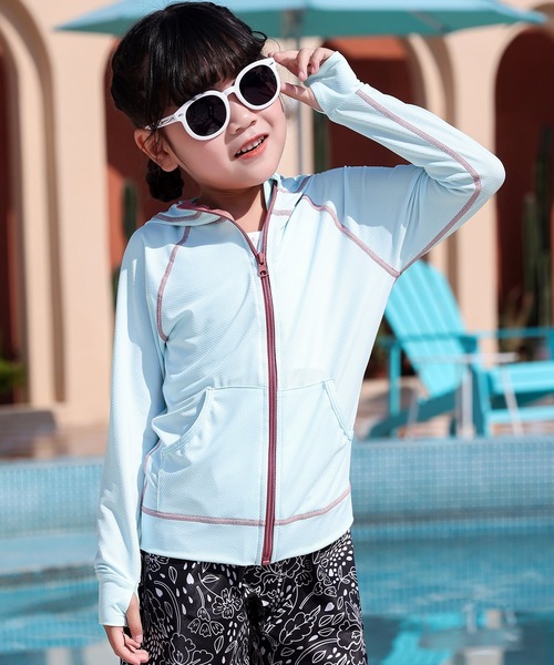 TeddyShop（テディショップ）の「キッズ水着 長袖フード付きジップアップラッシュガードパーカー 水陸両用（ラッシュガード・キッズ・ブルー系その他/ブラック/ダークグレー/パープル系その他/ライトグレー/ライトブルー/スモークピンク/グリーン/ホワイト系その他/ブラック×ホワイト/ラベンダー/ホワイト/ブラック×ブルー・140cm/120cm/130cm/110cm/150cm）」の17枚目の写真