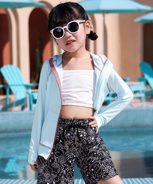 TeddyShop（テディショップ）の「キッズ水着 長袖フード付きジップアップラッシュガードパーカー 水陸両用（ラッシュガード・キッズ・ブルー系その他/ブラック/ダークグレー/パープル系その他/ライトグレー/ライトブルー/スモークピンク/グリーン/ホワイト系その他/ブラック×ホワイト/ラベンダー/ホワイト/ブラック×ブルー・140cm/120cm/130cm/110cm/150cm）」の18枚目の写真