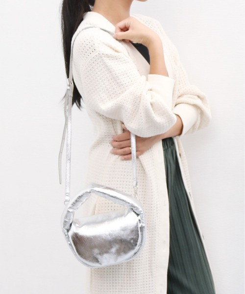 cache cache（カシュ カシュ）の「カシュカシュ cachecache / ハーフムーンワンハンドルミニショルダー（ショルダーバッグ・レディース・シルバー/ゴールド/ブラック/ベージュ・FREE）」の3枚目の写真