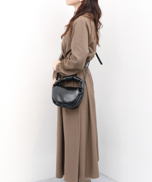 cache cache（カシュ カシュ）の「カシュカシュ cachecache / ハーフムーンワンハンドルミニショルダー（ショルダーバッグ・レディース・シルバー/ゴールド/ブラック/ベージュ・FREE）」の2枚目の写真