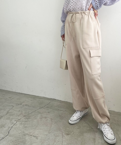GeeRA(ジーラ)の「やわらか素材カーゴパンツ(カーゴパンツ・レディース・アイボリー/ブラック・MEDIUM/LARGE)」の1枚目の写真