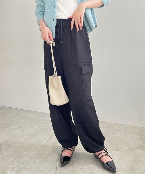 GeeRA(ジーラ)の「やわらか素材カーゴパンツ(カーゴパンツ・レディース・アイボリー/ブラック・MEDIUM/LARGE)」の4枚目の写真