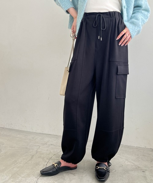 GeeRA(ジーラ)の「やわらか素材カーゴパンツ(カーゴパンツ・レディース・アイボリー/ブラック・MEDIUM/LARGE)」の3枚目の写真