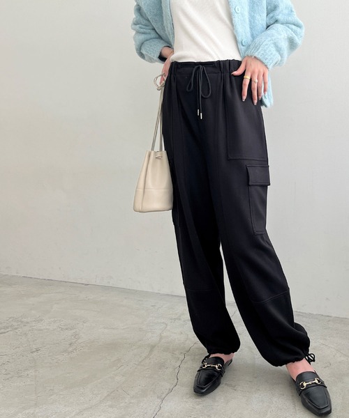GeeRA(ジーラ)の「やわらか素材カーゴパンツ(カーゴパンツ・レディース・アイボリー/ブラック・MEDIUM/LARGE)」の5枚目の写真
